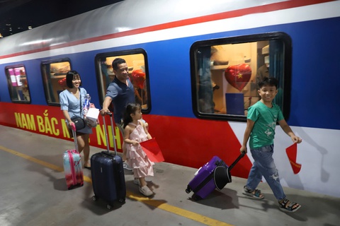 Ga Sài Gòn ngập tràn sắc đỏ đưa chuyến tàu Thống Nhất khởi hành - Ảnh 7.