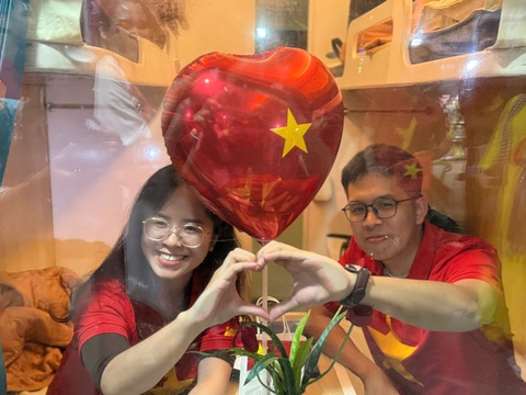 Ga Sài Gòn ngập tràn sắc đỏ đưa chuyến tàu Thống Nhất khởi hành - Ảnh 3.