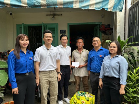 Tuấn Ngọc chơi 5 loại nhạc cụ dân tộc trong MV mừng 30-4; Chương Tử Di ngồi xe lăn sau tai nạn - Ảnh 2. Tuấn Ngọc chơi 5 loại nhạc cụ dân tộc trong MV mừng 30-4 - Ảnh 2.