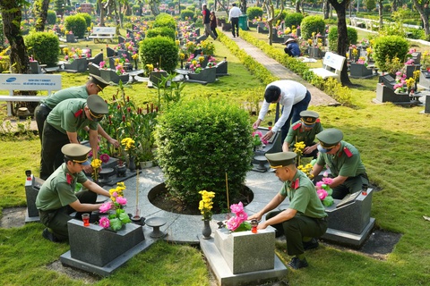 Lãnh đạo TP.HCM dâng hương Mẹ Việt Nam anh hùng, Anh hùng liệt sĩ - Ảnh 4.