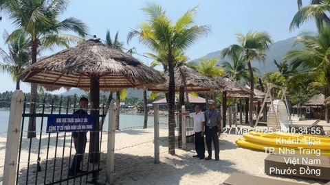 Sở kiến nghị ‘yêu cầu tự tháo dỡ’ rào kẽm gai phản cảm trên bãi biển Nha Trang - Ảnh 1. Sở kiến nghị ‘yêu cầu tự tháo dỡ’ rào kẽm gai phản cảm trên bãi biển Nha Trang - Ảnh 1.