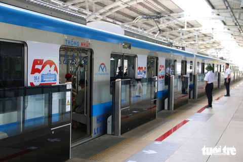 Toa tàu metro gắn tên tỉnh thành và biểu trưng mừng đại lễ 30-4 - Ảnh 2.