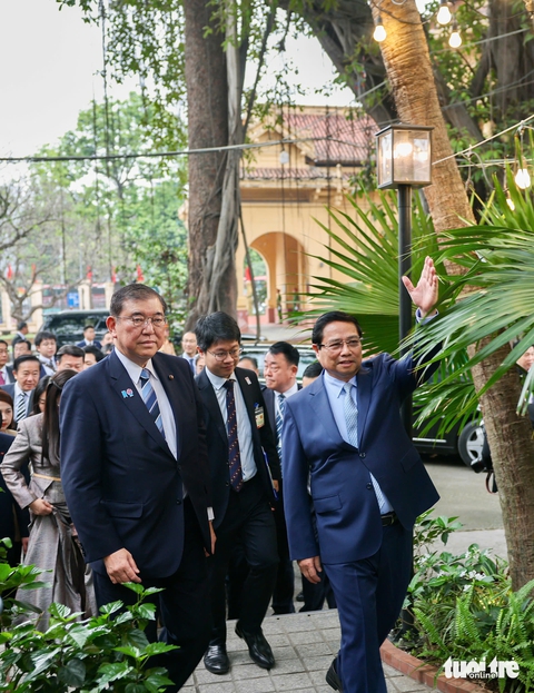 Thủ tướng Việt Nam và Nhật Bản cùng uống cà phê, thăm Bảo tàng Lịch sử - Ảnh 3.