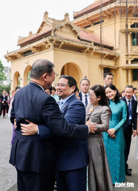 Thủ tướng Việt Nam và Nhật Bản cùng uống cà phê, thăm Bảo tàng Lịch sử - Ảnh 9.