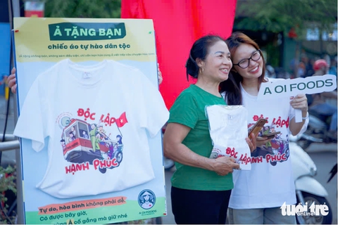 Áo 'Độc lập - Hạnh phúc' tặng du khách - Ảnh 2.