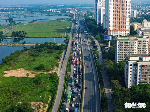 Người dân ùn ùn rời Hà Nội nghỉ lễ, dòng xe hàng cây số nhích từng chút ở cửa ngõ - Ảnh 8.