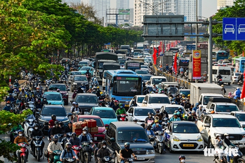 Người dân ùn ùn rời Hà Nội nghỉ lễ, dòng xe hàng cây số nhích từng chút ở cửa ngõ - Ảnh 5.