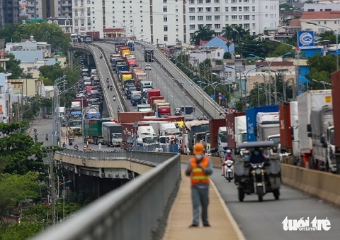 Từ ngày 5-5, giao thông qua cầu Phú Mỹ thay đổi, người dân lưu ý đi lại an toàn - Ảnh 1.