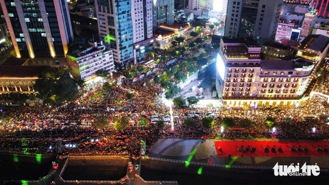 Cờ đỏ sao vàng ngập tràn trung tâm TP.HCM, ‘chưa có bao giờ đẹp như hôm nay’ - Ảnh 2. Trung tâm TP.HCM ken đặc, lòng người náo nức chờ đại lễ - Ảnh 2.