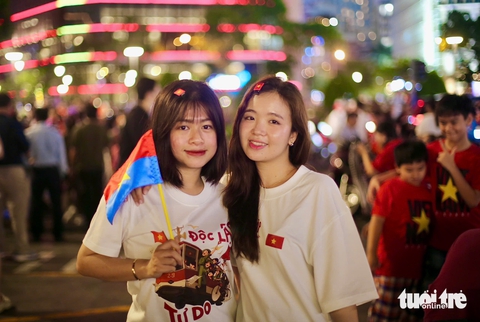 - Ảnh 4. Trung tâm TP.HCM ken đặc, lòng người náo nức chờ đại lễ - Ảnh 4.