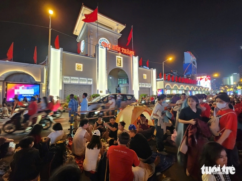 Cờ đỏ sao vàng ngập tràn trung tâm TP.HCM, ‘chưa có bao giờ đẹp như hôm nay’ - Ảnh 3. cờ đỏ sao vàng - Ảnh 3.