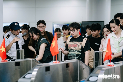 Trắng đêm chờ đại lễ: Vạn người ngồi giữa hòa bình, biết ơn thế hệ ông cha - Ảnh 5.