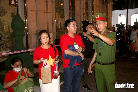 Công an trắng đêm hướng dẫn người dân đến những vị trí có thể xem diễu binh - Ảnh 3.