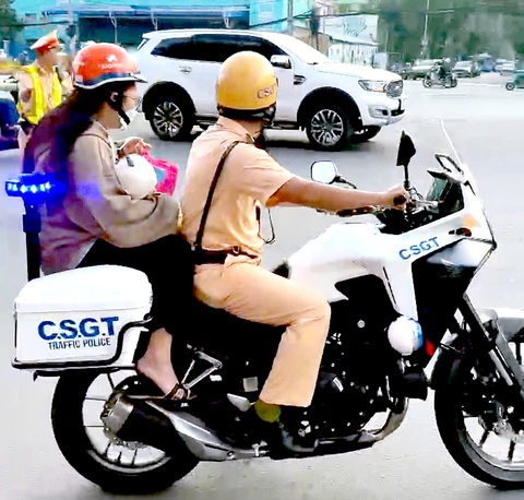 Hình ảnh đẹp của CSGT TP.HCM trước thềm lễ kỷ niệm 50 năm thống nhất đất nước - Ảnh 1.