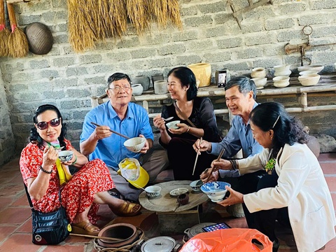 Du khách tham quan Di sản Thành nhà Hồ tăng mạnh trước nghỉ lễ 30-4 - Ảnh 2.