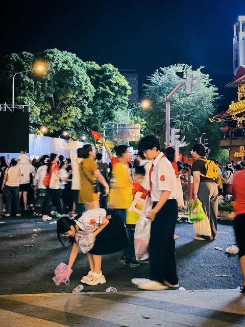 2 học sinh cúi xuống nhặt rác nhận bão like từ dân mạng - Ảnh 1. nhặt rác - Ảnh 1.
