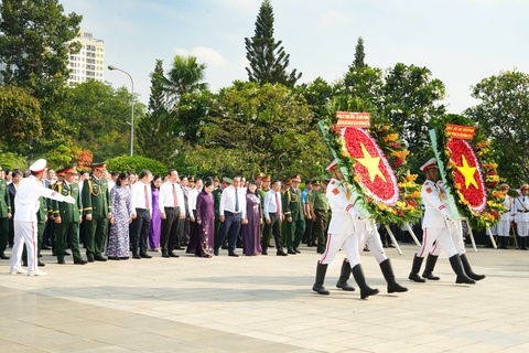 Lãnh đạo TP.HCM dâng hương Mẹ Việt Nam anh hùng, Anh hùng liệt sĩ - Ảnh 1.