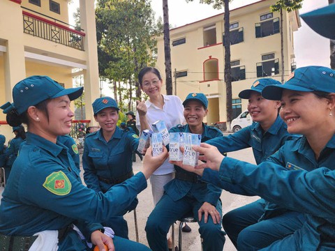 TH true MILK tiếp sức chiến sĩ diễu binh trên thao trường, sẵn sàng cho đại lễ 30-4 - Ảnh 4.