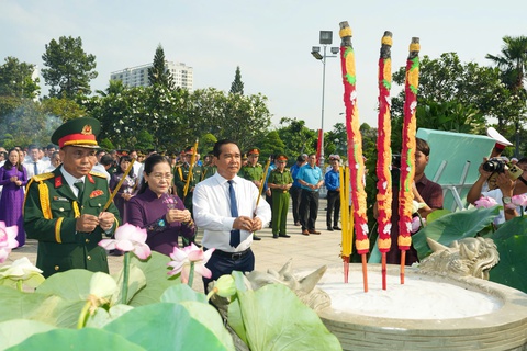Lãnh đạo TP.HCM dâng hương Mẹ Việt Nam anh hùng, Anh hùng liệt sĩ - Ảnh 3.