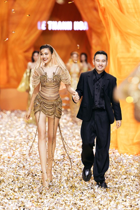 Thanh Hằng xuất hiện như nữ thần: Vedette bí mật khiến sàn diễn Lê Thanh Hòa bùng nổ - Ảnh 15.