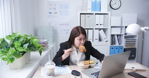 Công ty cấm nhân viên dùng điện thoại, phải ăn tại bàn làm việc - Ảnh 2.
