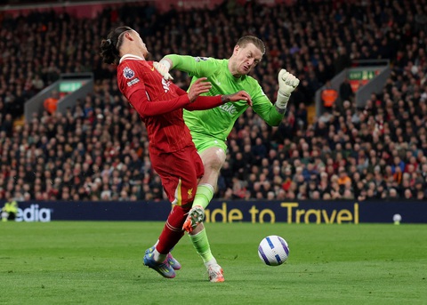 Nhiều lần triệt hạ cầu thủ Liverpool, Everton vẫn thoát thẻ đỏ - Ảnh 3.