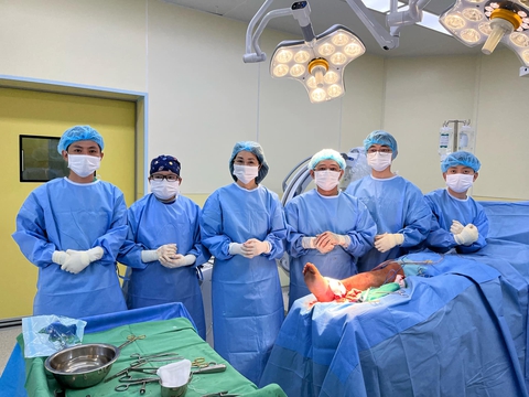 Ca mổ chấn thương của Bùi Vĩ Hào thành công sau 3 tiếng - Ảnh 1.