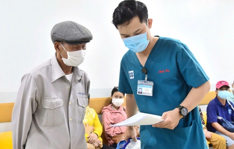 Ngất xỉu, co quắp chân tay, coi chừng hạ canxi máu - Ảnh 1. hạ canxi máu - Ảnh 1.