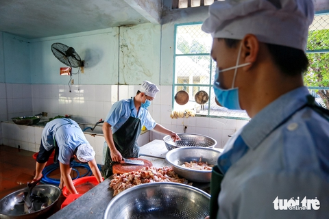Vào bếp xem bữa ăn ‘5 sao’ của chiến sĩ tập diễu binh, diễu hành - Ảnh 1.