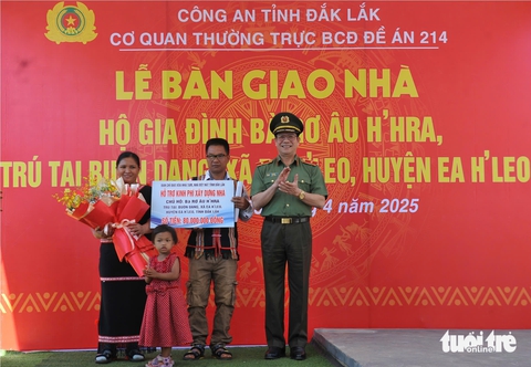 Công an làm nhà cho công dân vượt biên hồi hương - Ảnh 1.