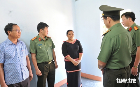 Công an làm nhà cho công dân vượt biên hồi hương - Ảnh 3.