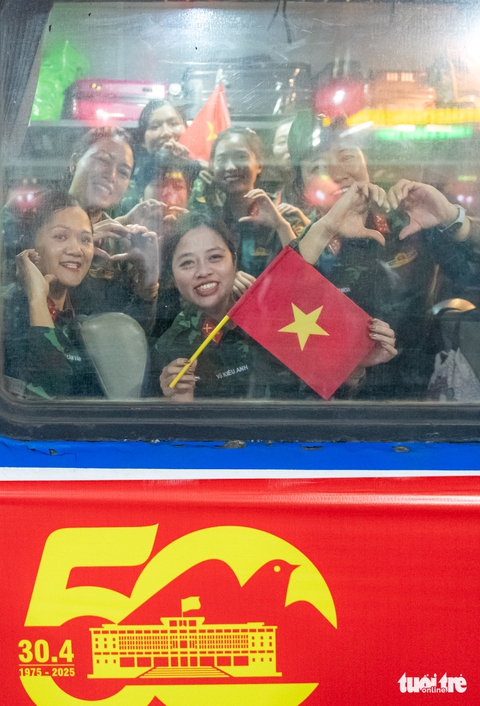 Lực lượng diễu binh của Bộ Quốc phòng bắt đầu hành quân vào Nam - Ảnh 12.