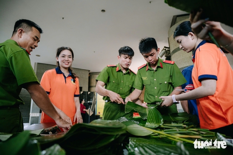 Thi gói, nấu bánh chưng dâng cúng Quốc Tổ Hùng Vương - Ảnh 1. bánh chưng - Ảnh 1.