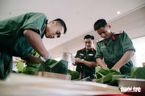 Thi gói, nấu bánh chưng dâng cúng Quốc Tổ Hùng Vương - Ảnh 4. Thi nấu bánh chưng dâng cúng Quốc Tổ Hùng Vương - Ảnh 4.
