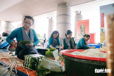 Thi gói, nấu bánh chưng dâng cúng Quốc Tổ Hùng Vương - Ảnh 9. Thi nấu bánh chưng dâng cúng Quốc Tổ Hùng Vương - Ảnh 9.