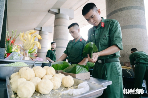 Thi gói, nấu bánh chưng dâng cúng Quốc Tổ Hùng Vương - Ảnh 10. bánh chưng - Ảnh 10.