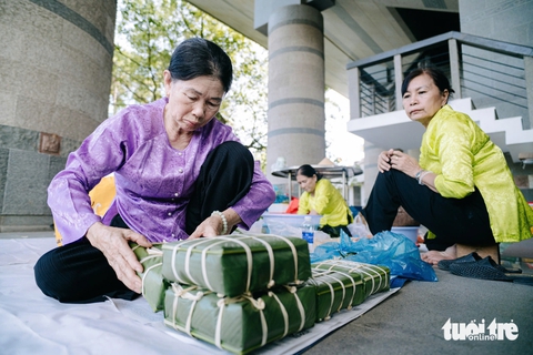 Thi gói, nấu bánh chưng dâng cúng Quốc Tổ Hùng Vương - Ảnh 12. bánh chưng - Ảnh 12.