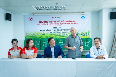 HDBank trao tặng kinh phí thực hiện 1.000 ca phẫu thuật mắt - Ảnh 1.