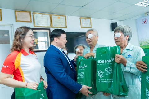 HDBank trao tặng kinh phí thực hiện 1.000 ca phẫu thuật mắt - Ảnh 3.