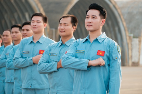 Nguyễn Phi Hùng ra mắt MV ngợi ca người lính bầu trời - Ảnh 1. Nguyễn Phi Hùng - Ảnh 1.