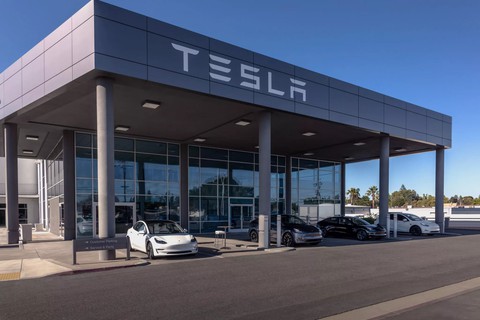 Showroom Tesla có 'phòng an toàn' để nhân viên né khách hung dữ - Ảnh 2.