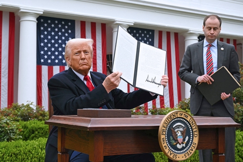 Toan tính của ông Trump khi áp thuế đối ứng với toàn thế giới - Ảnh 1.