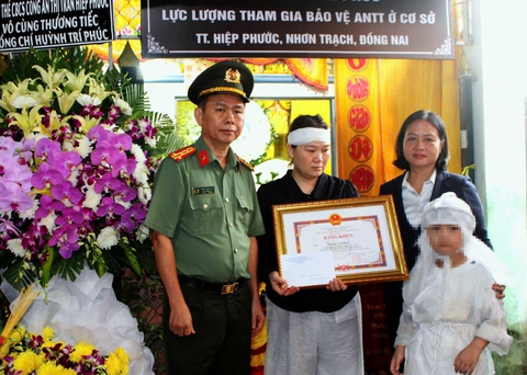 Truy tặng bằng khen - Ảnh 1.