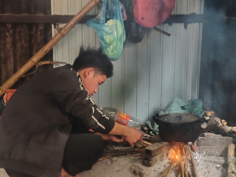 Đi khám bệnh, mang theo cả củi khô và xoong nồi - Ảnh 1.