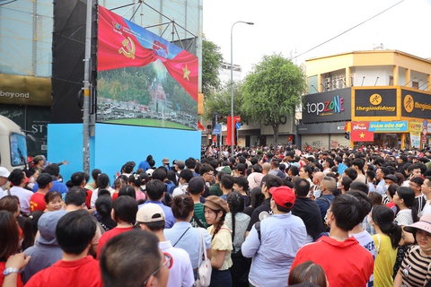 Lễ diễu binh, diễu hành mừng đại lễ 30-4 tại TP.HCM: Hoành tráng, ấn tượng và đầy cảm xúc - Ảnh 24.