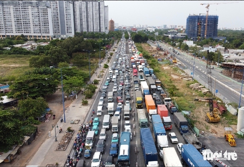 Kẹt xe kéo dài trên cao tốc TP.HCM - Long Thành - Dầu Giây, CSGT đóng nút vào - Ảnh 1.