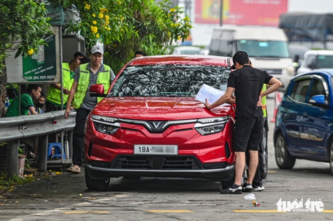 Rời Hà Nội từ rạng sáng vẫn không 'thoát' tắc đường, dòng xe gần 7km ùn ùn hướng về cửa ngõ - Ảnh 6.