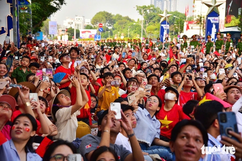 Khu trung tâm nóng hừng hực, người dân hát vang 'như có Bác Hồ trong ngày vui đại thắng' - Ảnh 8. diễu binh - Ảnh 8.