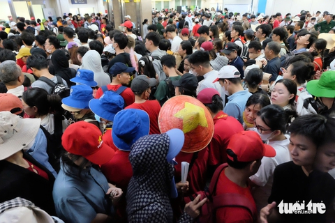 Sau lễ diễu binh, dòng người đổ về các ga, metro số 1 xả cổng đón khách - Ảnh 1.