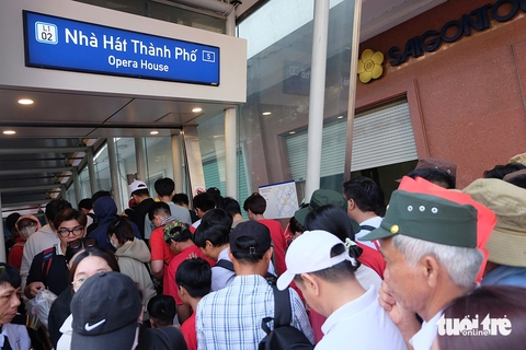 Sau lễ diễu binh, dòng người đổ về các ga, metro số 1 xả cổng đón khách - Ảnh 2.